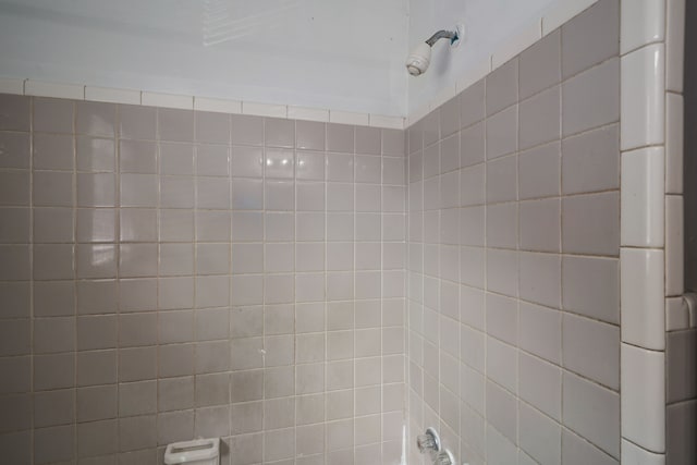 bathroom featuring tiled shower / bath