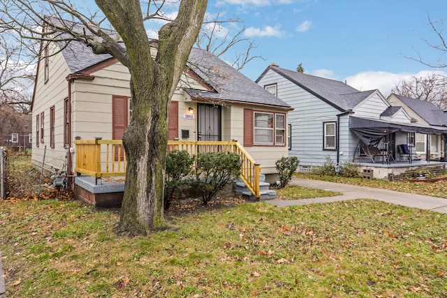 bungalow featuring a front yard