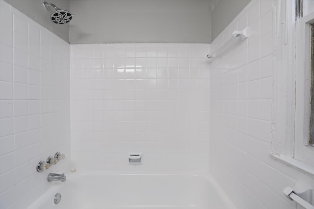 bathroom with tiled shower / bath combo