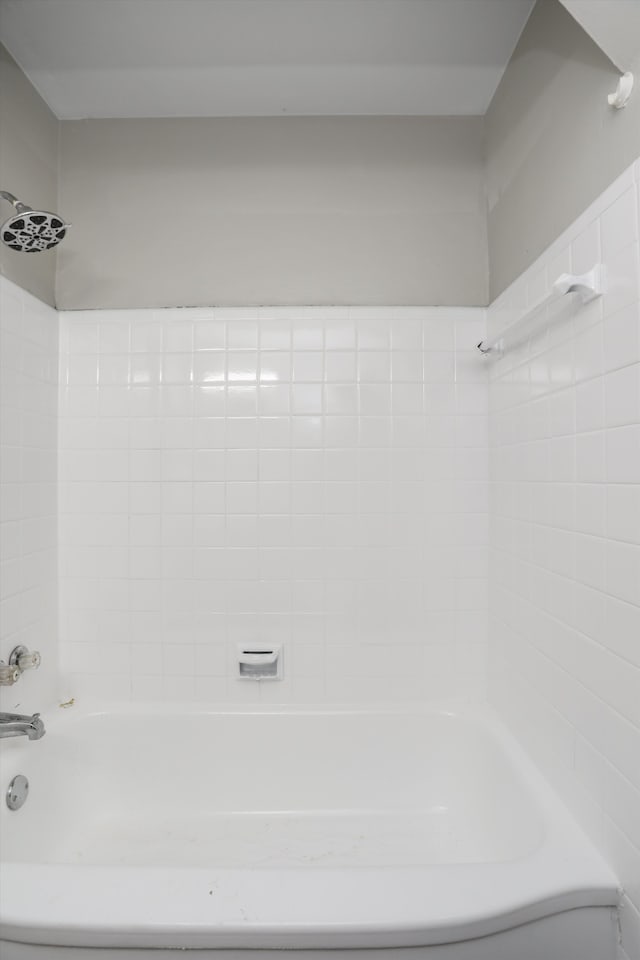 bathroom with tiled shower / bath combo