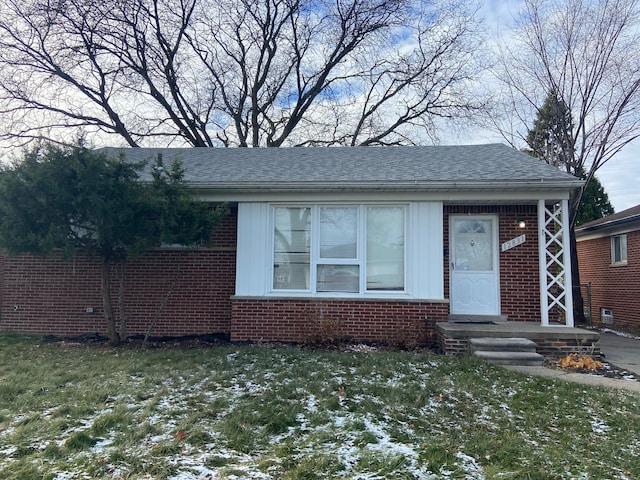 view of front facade featuring a yard