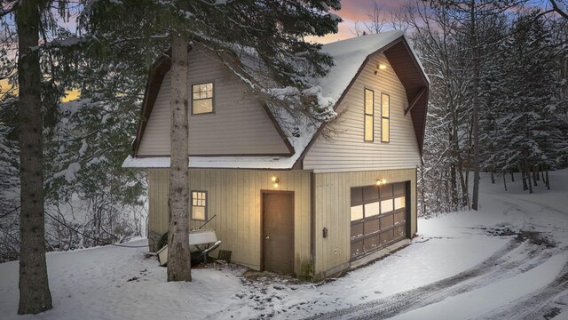 view of front facade featuring a garage