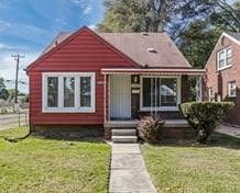 view of front of home featuring a front yard