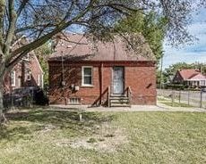 back of house featuring a lawn