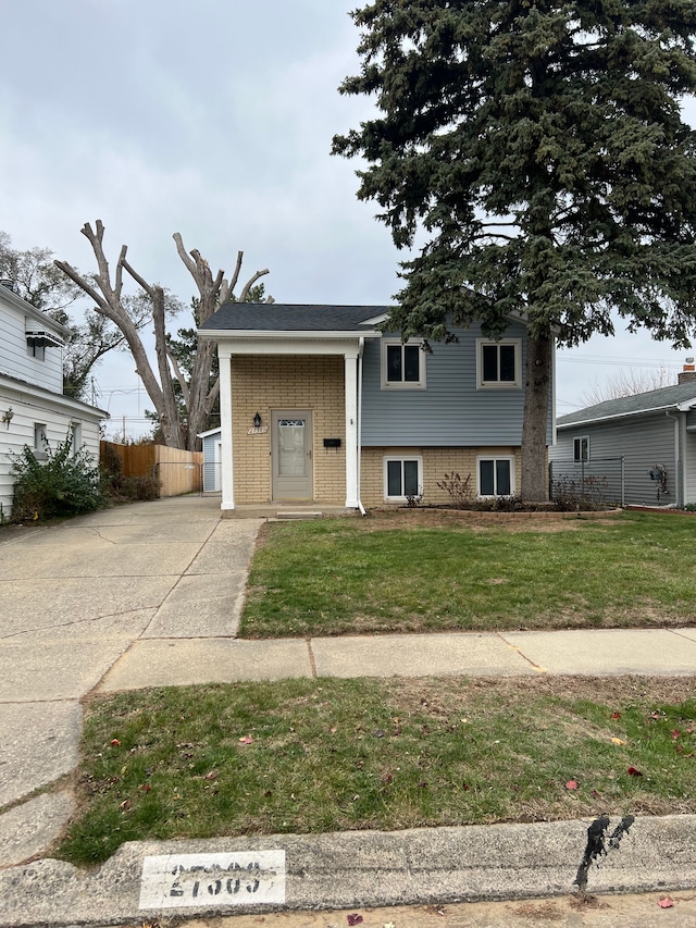 view of front facade featuring a front yard