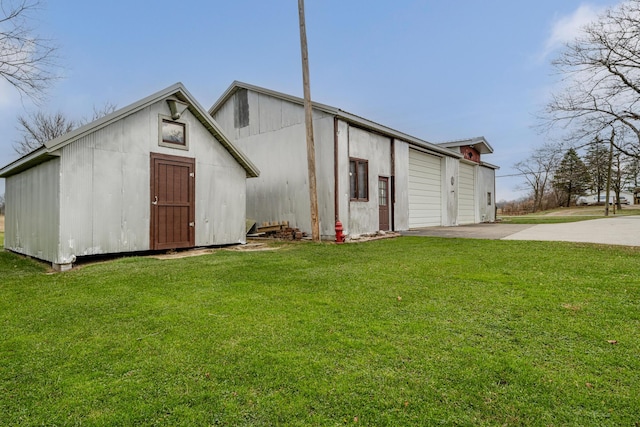 view of outdoor structure featuring a yard and a garage