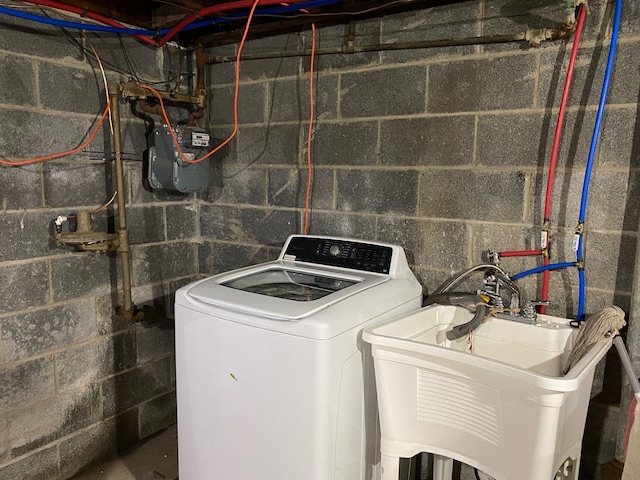 washroom featuring sink and washer / dryer