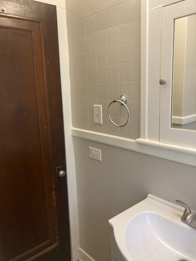 3918 Nottingham Rd, Detroit, MI 48224 - bathroom with vanity