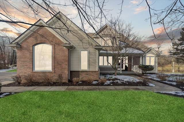 view of front facade featuring a porch and a yard