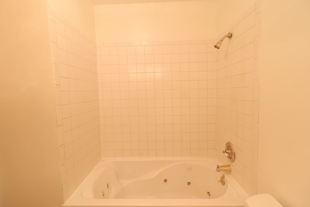 bathroom featuring tiled shower / bath