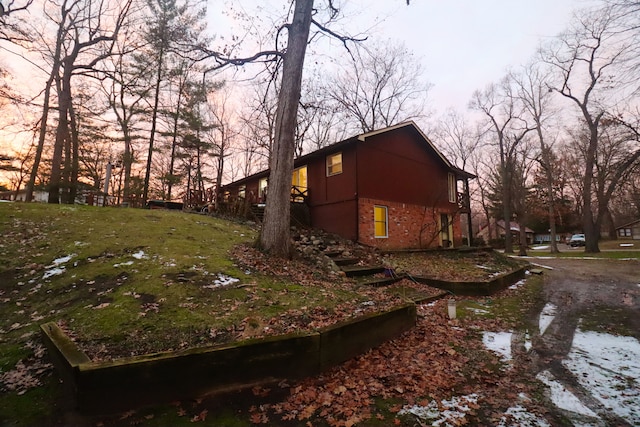 view of yard at dusk