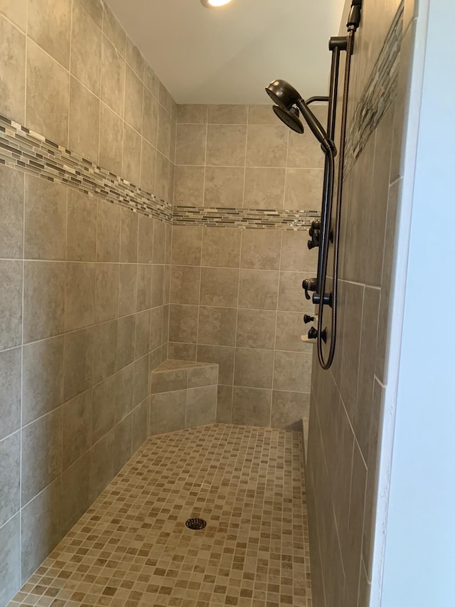 bathroom featuring a tile shower