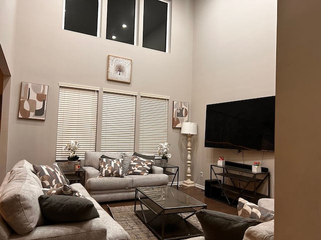 2785 Tulip Way, Commerce Twp, MI 48382 - living area with a towering ceiling