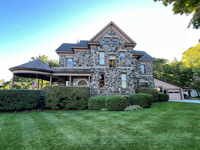 view of front facade with a garage and a front yard