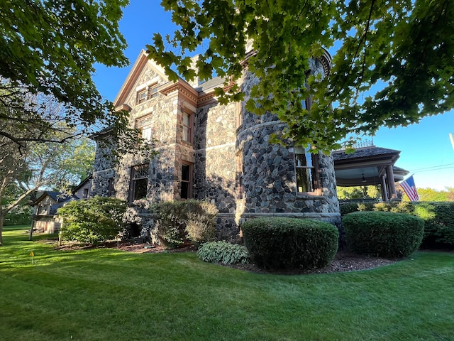 exterior space featuring a front yard