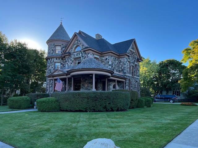 victorian home featuring a front yard