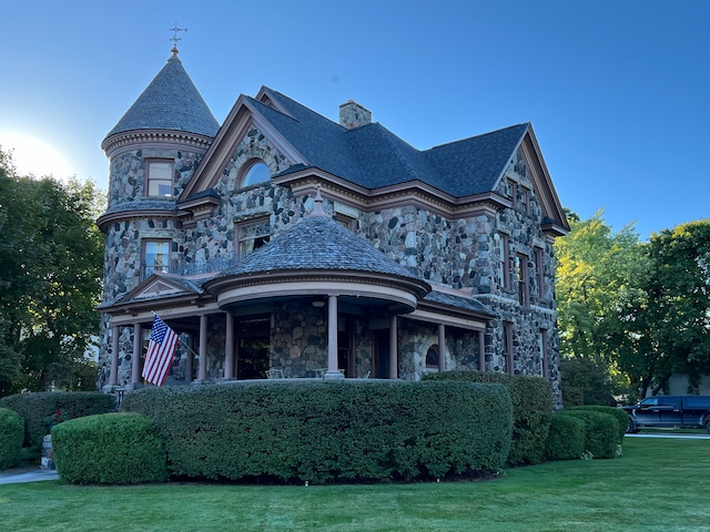 view of front facade featuring a front lawn