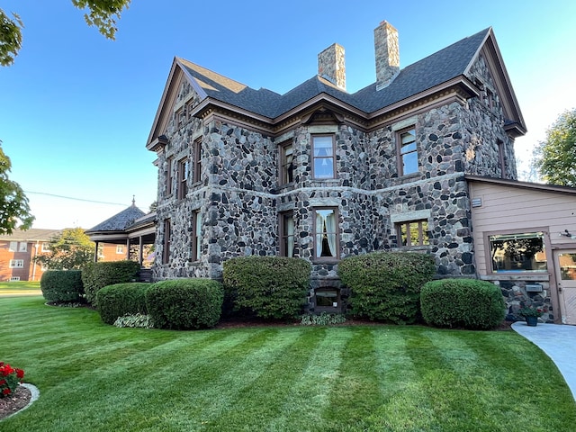 view of front of home featuring a front lawn