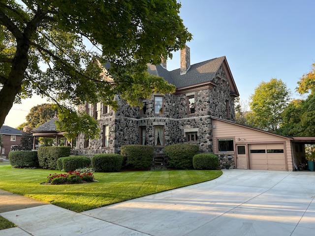 view of front of home featuring a front yard and a garage