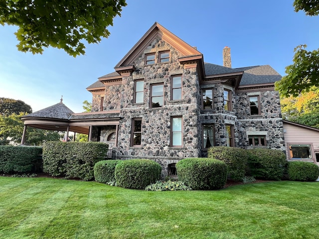 view of front of property featuring a front yard