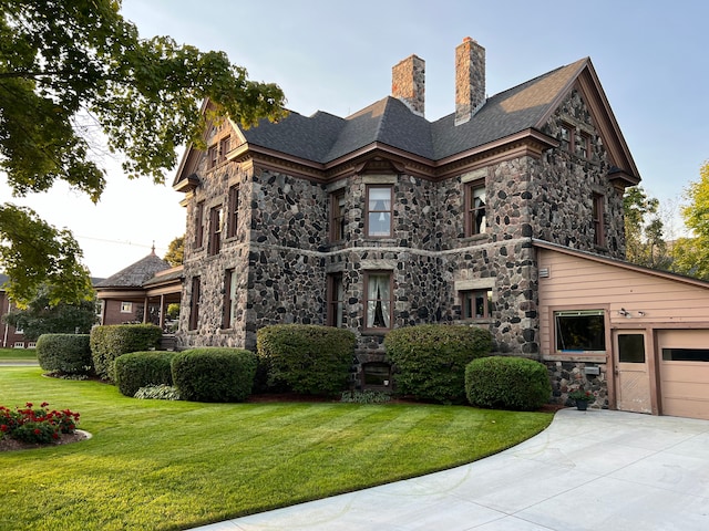 view of front of house featuring a garage and a front lawn