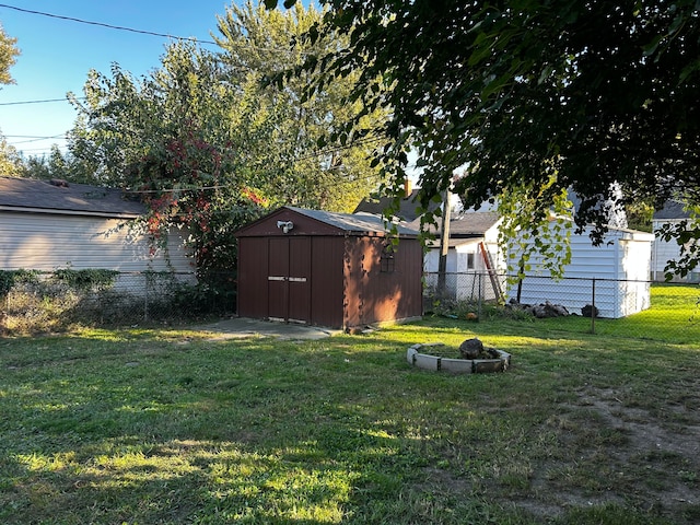 view of yard featuring a shed