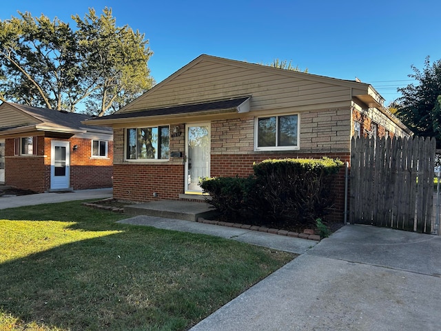 view of front facade featuring a front lawn