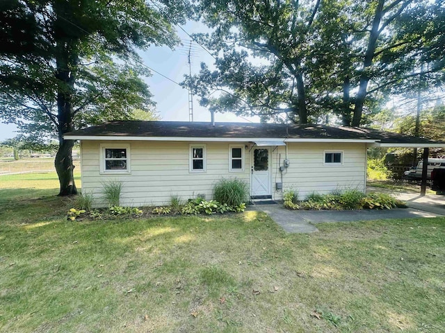 single story home with a front yard