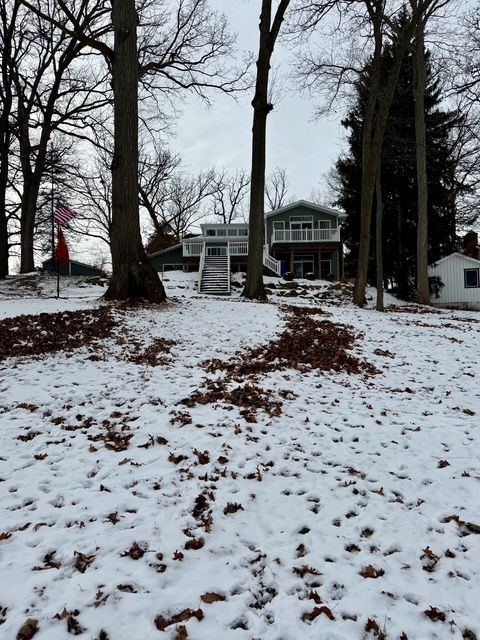 view of yard layered in snow