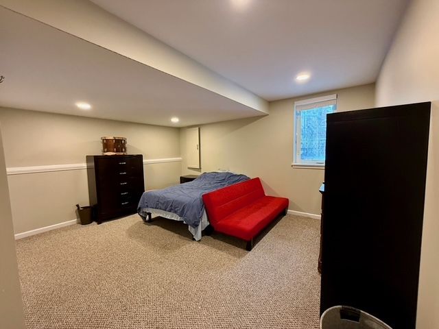 bedroom featuring carpet floors