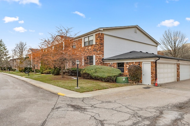 view of front of home featuring a front lawn and a garage