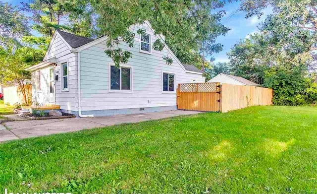 rear view of house featuring a lawn