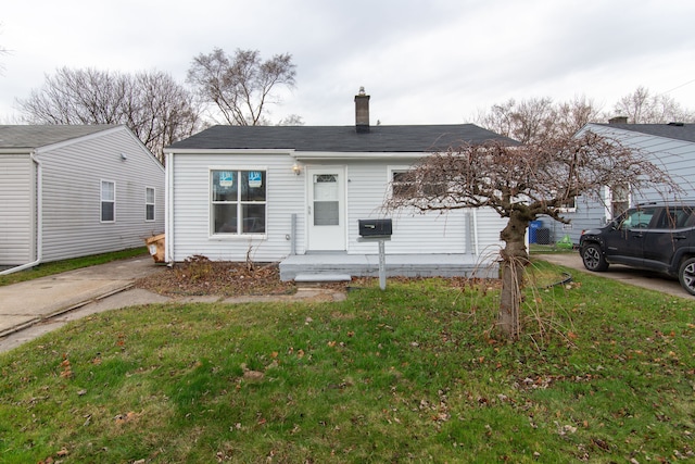 view of front of property featuring a front yard