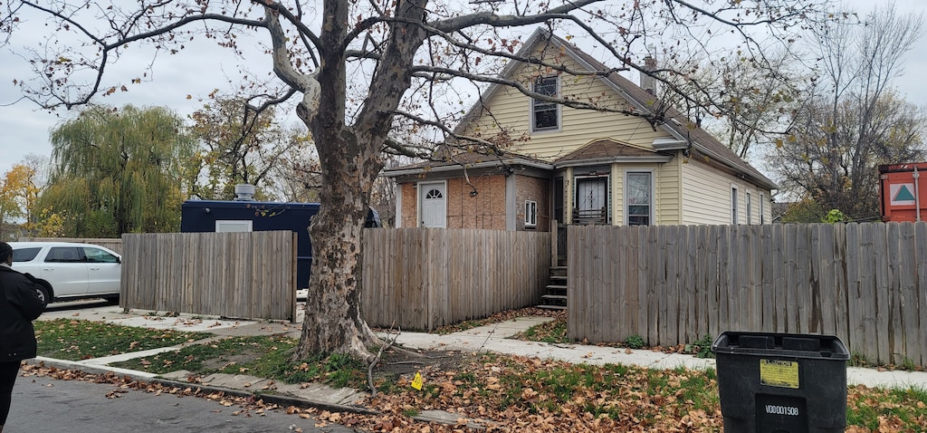 view of front of property