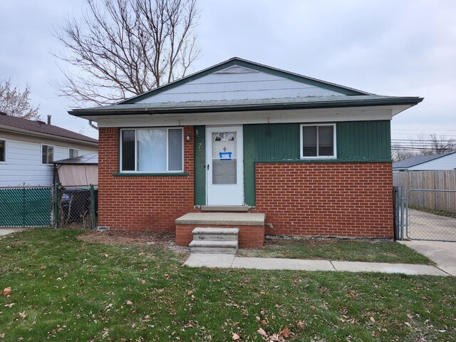 bungalow featuring a front lawn