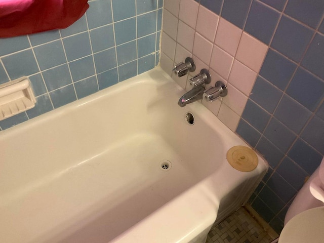 bathroom featuring tile walls