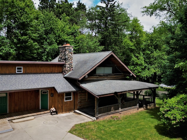 view of front of house featuring a front lawn