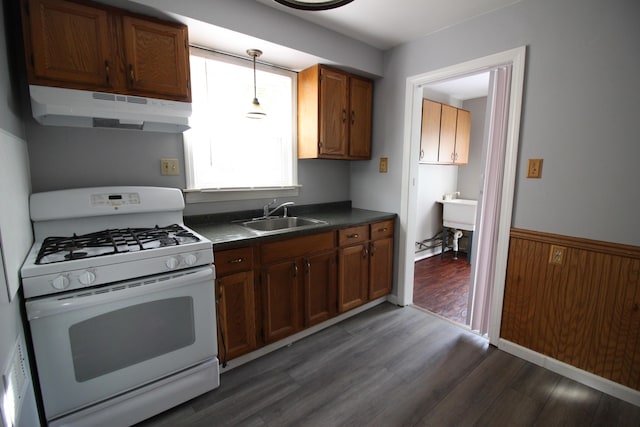 kitchen with decorative light fixtures, sink, white range with gas cooktop, and dark wood-type flooring