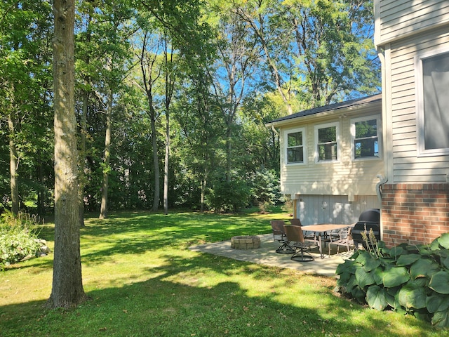 view of yard featuring a patio