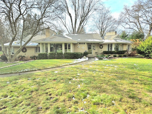 single story home featuring a front lawn