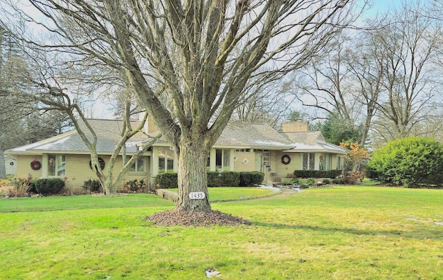 ranch-style house with a front yard