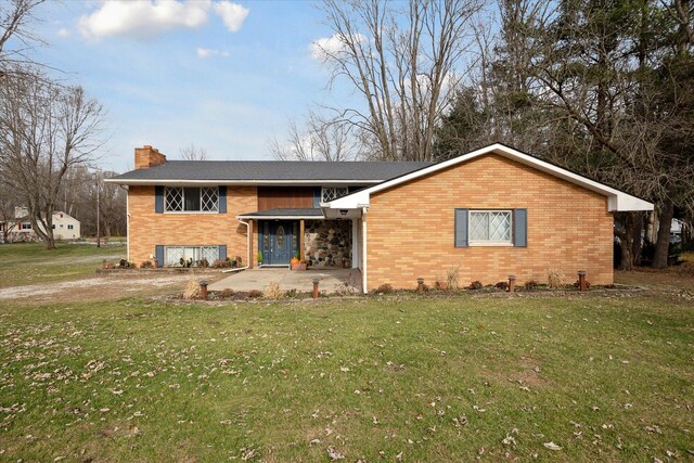 view of front of property featuring a patio area and a front yard