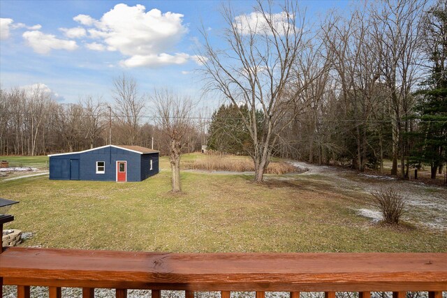 view of yard featuring an outbuilding