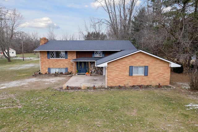 view of front of home featuring a front yard