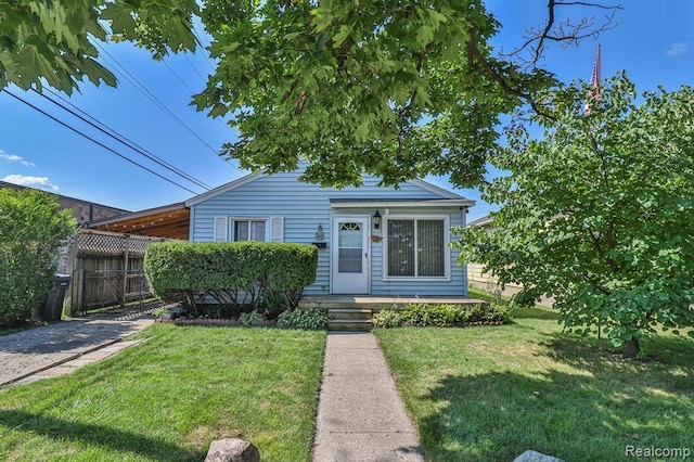 bungalow featuring a front yard