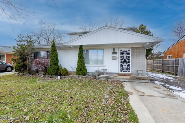 view of front of home featuring a front yard