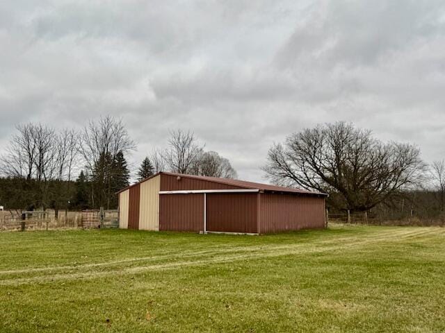 view of yard featuring an outdoor structure