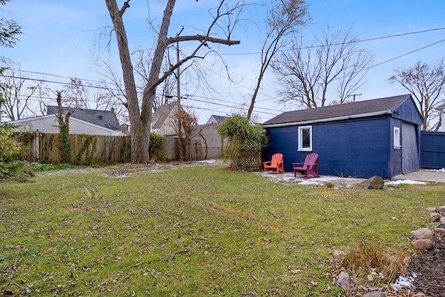 view of yard with an outbuilding