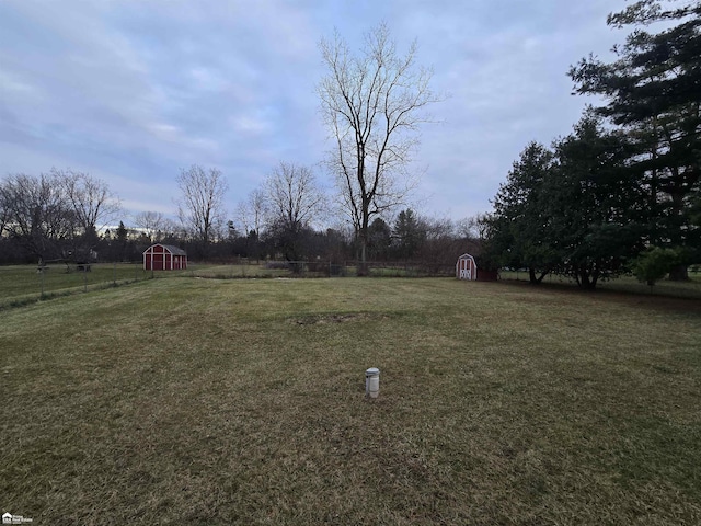 view of yard with an outdoor structure