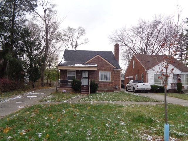 bungalow-style house featuring a front lawn